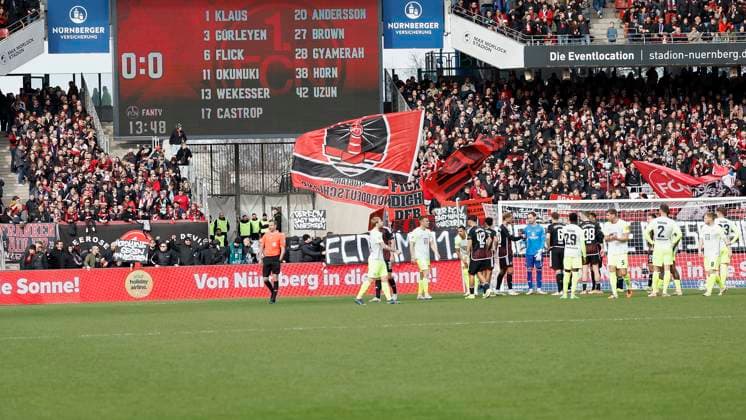 Bild: v. li. Fans aus Nürnberg betreten den Innenraum und einen Protestbanner gegen den geplanten Einstieg von Investoren in die DFL. 18.02.2024, Fussball, 2. Bundesliga, 1. FC Nuernberg - 1. FC Kaiserslautern, GER, Nuernberg, Max-Morlock-Stadion DFL REGULATIONS PROHIBIT ANY USE OF PHOTOGRAPHS AS IMAGE SEQUENCES AND OR QUASI-VIDEO.