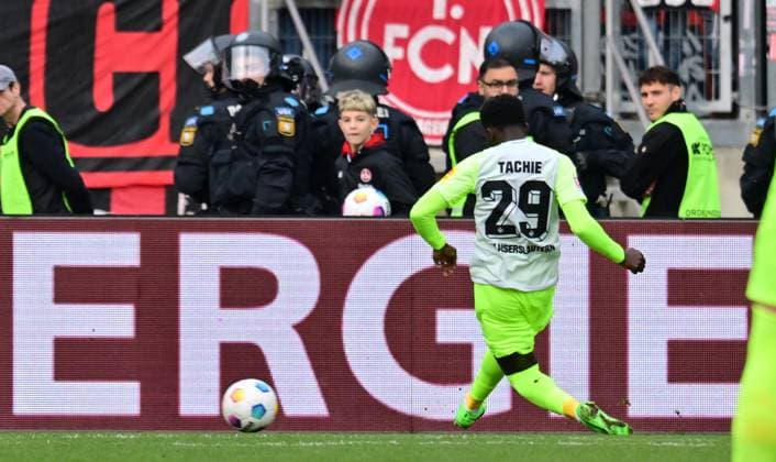 18.02.2024 - Fussball - Saison 2023 2024 - 2. Fussball - Bundesliga - 22. Spieltag: 1. FC Nürnberg FCN ( Club ) - 1. FC Kaiserslautern FCK ( Roten Teufel ) - Sportfoto Zink - xwoxzix - DFL regulations prohibit any use of photographs as image sequences and or quasi-video - only for editorial use - vRichmond Tachie (29, 1. FC Kaiserslautern FCK ) erzielt Treffer Tor Torschuß zun 0:1 gegen Carl Klaus (1, 1. FC Nürnberg FCN )