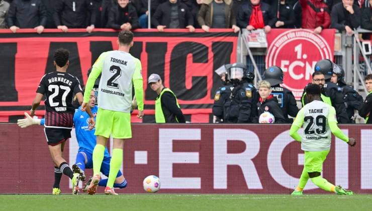 18.02.2024 - Fussball - Saison 2023 2024 - 2. Fussball - Bundesliga - 22. Spieltag: 1. FC Nürnberg FCN ( Club ) - 1. FC Kaiserslautern FCK ( Roten Teufel ) - Sportfoto Zink - xwoxzix - DFL regulations prohibit any use of photographs as image sequences and or quasi-video - only for editorial use - Richmond Tachie (29, 1. FC Kaiserslautern FCK ) erzielt Treffer Tor Torschuß zun 0:1 gegen Carl Klaus (1, 1. FC Nürnberg FCN )Richmond Tachie (29, 1. FC Kaiserslautern FCK ) erzielt Treffer Tor Torschuß zun 0:1 gegen Carl Klaus (1, 1. FC Nürnberg FCN )