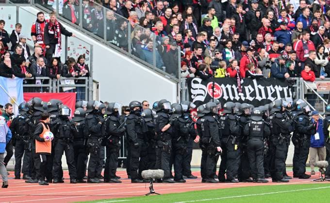 18.02.2024 - Fussball - Saison 2023 2024 - 2. Fussball - Bundesliga - 22. Spieltag: 1. FC Nürnberg FCN ( Club ) - 1. FC Kaiserslautern FCK ( Roten Teufel ) - Sportfoto Zink - xwoxzix - DFL regulations prohibit any use of photographs as image sequences and or quasi-video - only for editorial use - Polizei USK im Innenraum bei Unterbrechung Spielunterbechung