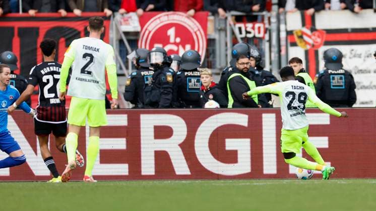 Bild: Richmond Tachie (1.FC Kaiserslautern, 29) (r) Goal scored, erzielt das Tor zum 1:0,celebrate the goal 18.02.2024, Fussball, 2. Bundesliga, 1. FC Nuernberg - 1. FC Kaiserslautern, GER, Nuernberg, Max-Morlock-Stadion DFL REGULATIONS PROHIBIT ANY USE OF PHOTOGRAPHS AS IMAGE SEQUENCES AND OR QUASI-VIDEO.