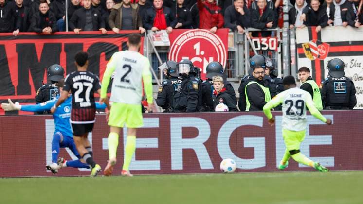 Bild: Richmond Tachie (1.FC Kaiserslautern, 29) (r) Goal scored, erzielt das Tor zum 1:0,celebrate the goal 18.02.2024, Fussball, 2. Bundesliga, 1. FC Nuernberg - 1. FC Kaiserslautern, GER, Nuernberg, Max-Morlock-Stadion DFL REGULATIONS PROHIBIT ANY USE OF PHOTOGRAPHS AS IMAGE SEQUENCES AND OR QUASI-VIDEO.