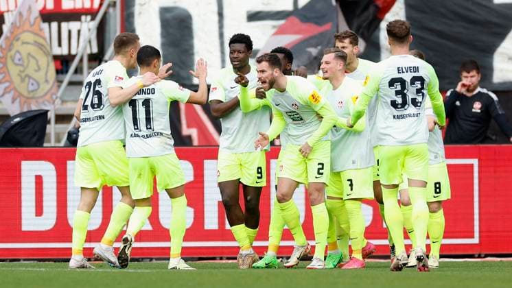 Jubel nach dem Tor zum 1:0, jubelnd, bejubelt, jubelt, jubeln, emotionen, um den Torschuetze Richmond Tachie (1.FC Kaiserslautern, 29). 18.02.2024, Fussball, 2. Bundesliga, 1. FC Nuernberg - 1. FC Kaiserslautern, GER, Nuernberg, Max-Morlock-Stadion DFL REGULATIONS PROHIBIT ANY USE OF PHOTOGRAPHS AS IMAGE SEQUENCES AND OR QUASI-VIDEO. Copyright: HMBxMedia xHeikoxBecker