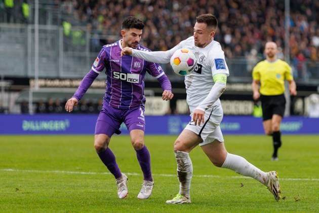 Luca Schnellbacher (SV 07 Elversberg) im Zweikampf mit Athanasios Androutsos (VFL Osnabrueck), SV Elversberg vs VFL Osnabrueck, Fussball, 2. Bundesliga, 20. Spieltag, Saison 2023 2024, 18.02.2024 SV Elversberg vs VFL Osnabrueck, Fussball, 2. Bundesliga, 20. Spieltag, Saison 2023 2024, 18.02.2024 Elversberg