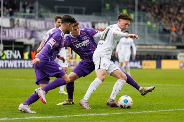 Jannik Rochelt (SV 07 Elversberg) im Zweikampf mit Oumar Diakhite (VFL Osnabrueck) und Athanasios Androutsos (VFL Osnabrueck), SV Elversberg vs VFL Osnabrueck, Fussball, 2. Bundesliga, 20. Spieltag, Saison 2023 2024, 18.02.2024 SV Elversberg vs VFL Osnabrueck, Fussball, 2. Bundesliga, 20. Spieltag, Saison 2023 2024, 18.02.2024 Elversberg