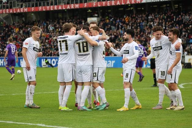 18.02.2024, Fussball, Herren, 2.Bundesliga , 22. Spieltag, Saison 2023 2024, SV 07 Elversberg - VfL Osnabrück, Torjubel zum 2:0, Torschütze: Hugo Vandermersch (SV 07 Elversberg) Elversberg Ursapharm-Arena an der Kaiserlinde Saarland Deutschland (DE)