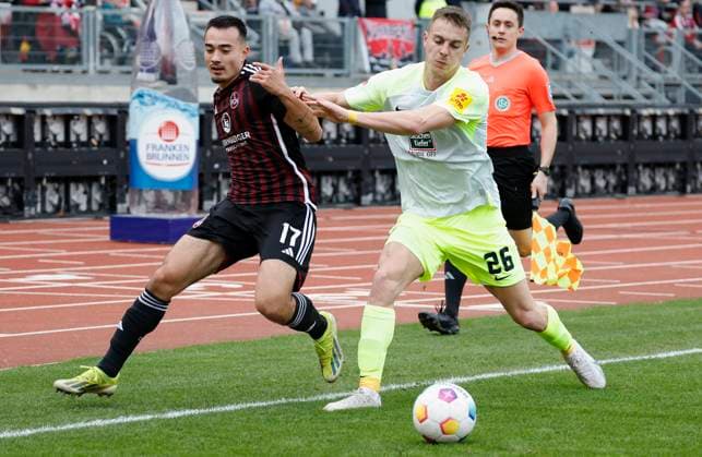 Bild: v. li. Jens Castrop (1.FC Nuernberg, 17) und Filip Kaloc (1.FC Kaiserslautern, 26). 18.02.2024, Fussball, 2. Bundesliga, 1. FC Nuernberg - 1. FC Kaiserslautern, GER, Nuernberg, Max-Morlock-Stadion DFL REGULATIONS PROHIBIT ANY USE OF PHOTOGRAPHS AS IMAGE SEQUENCES AND OR QUASI-VIDEO.
