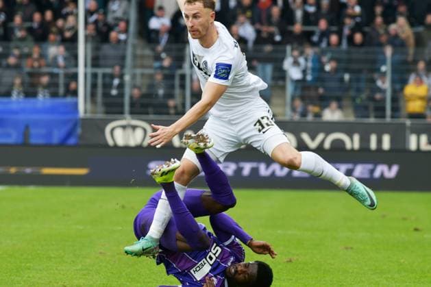 Fussball - 2. Bundesliga - Saison 2023 24 04.02.2024 Ursapharm-Arena SV Elversberg (elv) - VfL Osnabrück (os) Maxwell GYAMFI (VfL Osnabrück), unten - Maurice NEUBAUER (SV Elversberg) Fussball - 2. Bundesliga - SV Elversberg