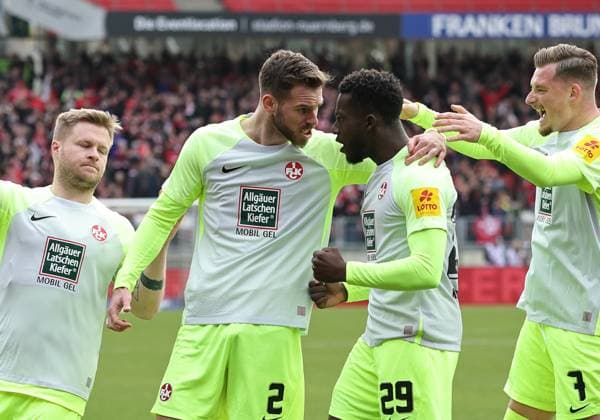 18.02.2024 - Fussball - Saison 2023 2024 - 2. Fussball - Bundesliga - 22. Spieltag: 1. FC Nürnberg FCN ( Club ) - 1. FC Kaiserslautern FCK ( Roten Teufel ) - Sportfoto Zink DaMa - xdaxmax - DFL regulations prohibit any use of photographs as image sequences and or quasi-video - only for editorial use - Jubel Freude Torjubel nach Tor zum 0:1 - Richmond Tachie (29, 1. FC Kaiserslautern FCK ) und Mannschaft Team jubelt freut sich - Torschütze: Richmond Tachie (29, 1. FC Kaiserslautern FCK )