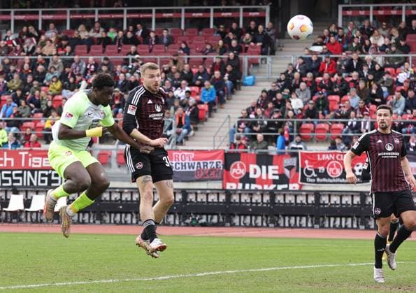 18.02.2024 - Fussball - Saison 2023 2024 - 2. Fussball - Bundesliga - 22. Spieltag: 1. FC Nürnberg FCN ( Club ) - 1. FC Kaiserslautern FCK ( Roten Teufel ) - Sportfoto Zink DaMa - xdaxmax - DFL regulations prohibit any use of photographs as image sequences and or quasi-video - only for editorial use - Jannes Kilian Horn (38, 1. FC Nürnberg FCN ) klärt per Kopfball