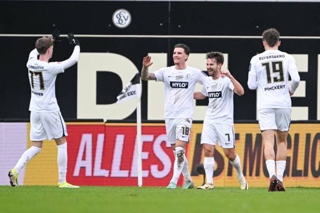 2. Bundesliga - SV Elversberg - VfL Osnabrück am 18.02.2024 in der Ursapharm-Arena an der Kaiserlinde in Elversberg Jubel, Torjubel, Torschuetze, Torschütze Manuel Feil (Elversberg) jubelt nach seinem Tor zum 1:0 mit Paul Wanner (Elversberg) und Hugo Vandermersch (Elversberg).