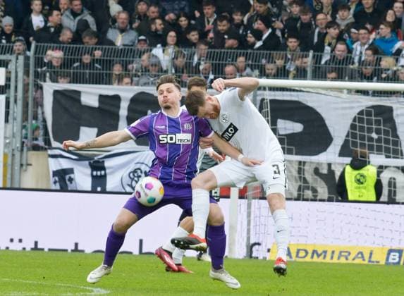 Fussball - 2. Bundesliga - Saison 2023 24 04.02.2024 Ursapharm-Arena SV Elversberg (elv) - VfL Osnabrück (os) Erik ENGELHARDT (VfL Osnabrück), li Luca MENKE (SV Elversberg) Fussball - 2. Bundesliga - SV Elversberg