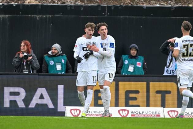 2. Bundesliga - SV Elversberg - VfL Osnabrück am 18.02.2024 in der Ursapharm-Arena an der Kaiserlinde in Elversberg Jubel, Torjubel, Torschuetze, Torschütze Paul Wanner (Elversberg) jubelt nach seinem Tor zum 3:0 mit Jannik Rochelt (Elversberg)