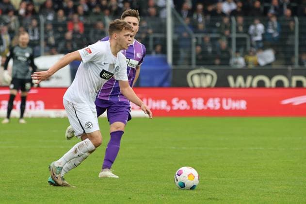 18.02.2024, Fussball, Herren, 2.Bundesliga , 22. Spieltag, Saison 2023 2024, SV 07 Elversberg - VfL Osnabrück, Robin Fellhauer (SV 07 Elversberg), Erik Engelhardt (VfL Osnabrück) Elversberg Ursapharm-Arena an der Kaiserlinde Saarland Deutschland (DE)