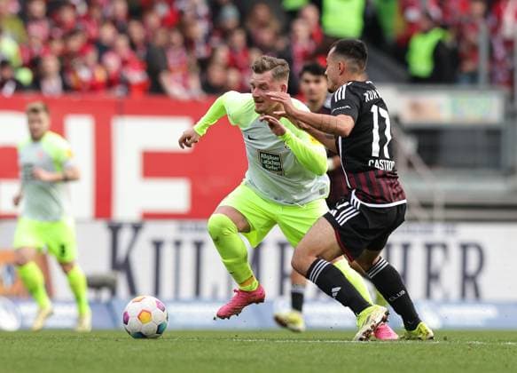 18.02.2024 - Fussball - Saison 2023 2024 - 2. Fussball - Bundesliga - 22. Spieltag: 1. FC Nürnberg FCN ( Club ) - 1. FC Kaiserslautern FCK ( Roten Teufel ) - Sportfoto Zink DaMa - xdaxmax - DFL regulations prohibit any use of photographs as image sequences and or quasi-video - only for editorial use - Marlon Ritter (7, 1. FC Kaiserslautern FCK ) Jens Castrop ( 17, 1. FC Nürnberg FCN )