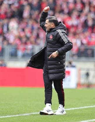 18.02.2024 - Fussball - Saison 2023 2024 - 2. Fussball - Bundesliga - 22. Spieltag: 1. FC Nürnberg FCN ( Club ) - 1. FC Kaiserslautern FCK ( Roten Teufel ) - Sportfoto Zink DaMa - xdaxmax - DFL regulations prohibit any use of photographs as image sequences and or quasi-video - only for editorial use - Cristian Fiel ( Trainer 1. FC Nürnberg FCN ) zeigt an gestikuliert dirigiert gibt Anweisungen