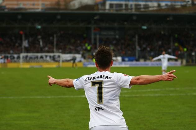 18.02.2024, xrhsx, Fussball 2.Bundesliga, SV Elversberg - VfL Osnabrück emspor, v.l. Torjubel nach dem Tor zum celebrating the goal celebrate 1:0 durch Manuel Feil (SV Elversberg) (DFL DFB REGULATIONS PROHIBIT ANY USE OF PHOTOGRAPHS as IMAGE SEQUENCES and or QUASI-VIDEO) Elversberg