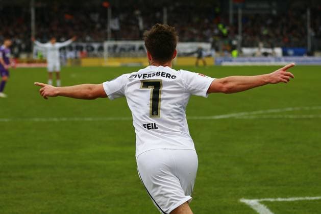 18.02.2024, xrhsx, Fussball 2.Bundesliga, SV Elversberg - VfL Osnabrück emspor, v.l. Torjubel nach dem Tor zum celebrating the goal celebrate 1:0 durch Manuel Feil (SV Elversberg) (DFL DFB REGULATIONS PROHIBIT ANY USE OF PHOTOGRAPHS as IMAGE SEQUENCES and or QUASI-VIDEO) Elversberg