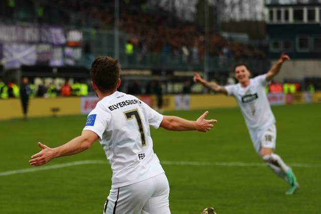 18.02.2024, xrhsx, Fussball 2.Bundesliga, SV Elversberg - VfL Osnabrück emspor, v.l. Torjubel nach dem Tor zum celebrating the goal celebrate 1:0 durch Manuel Feil (SV Elversberg) (DFL DFB REGULATIONS PROHIBIT ANY USE OF PHOTOGRAPHS as IMAGE SEQUENCES and or QUASI-VIDEO) Elversberg