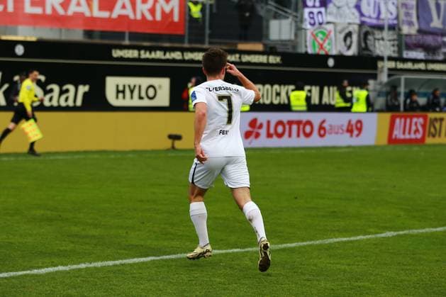 18.02.2024, xrhsx, Fussball 2.Bundesliga, SV Elversberg - VfL Osnabrück emspor, v.l. Torjubel nach dem Tor zum celebrating the goal celebrate 1:0 durch Manuel Feil (SV Elversberg) (DFL DFB REGULATIONS PROHIBIT ANY USE OF PHOTOGRAPHS as IMAGE SEQUENCES and or QUASI-VIDEO) Elversberg