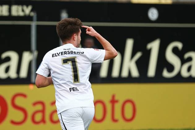 18.02.2024, xrhsx, Fussball 2.Bundesliga, SV Elversberg - VfL Osnabrück emspor, v.l. Torjubel nach dem Tor zum celebrating the goal celebrate 1:0 durch Manuel Feil (SV Elversberg) (DFL DFB REGULATIONS PROHIBIT ANY USE OF PHOTOGRAPHS as IMAGE SEQUENCES and or QUASI-VIDEO) Elversberg
