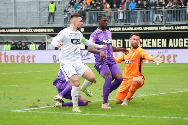 18.02.2024, Fussball, Herren, 2.Bundesliga , 22. Spieltag, Saison 2023 2024, SV 07 Elversberg - VfL Osnabrück, Luca Schnellbacher (SV 07 Elversberg), Philipp Kühn (VfL Osnabrück), Maxwell Gyamfi (VfL Osnabrück) Elversberg Ursapharm-Arena an der Kaiserlinde Saarland Deutschland (DE)