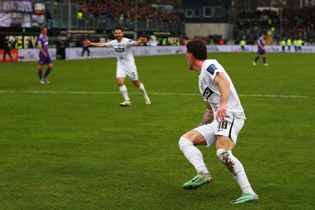 18.02.2024, xrhsx, Fussball 2.Bundesliga, SV Elversberg - VfL Osnabrück emspor, v.l. Torjubel nach dem Tor zum celebrating the goal celebrate 2:0 Hugo Vandermersch (SV Elversberg) (DFL DFB REGULATIONS PROHIBIT ANY USE OF PHOTOGRAPHS as IMAGE SEQUENCES and or QUASI-VIDEO) Elversberg