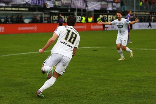 18.02.2024, xrhsx, Fussball 2.Bundesliga, SV Elversberg - VfL Osnabrück emspor, v.l. Torjubel nach dem Tor zum celebrating the goal celebrate 2:0 Hugo Vandermersch (SV Elversberg) (DFL DFB REGULATIONS PROHIBIT ANY USE OF PHOTOGRAPHS as IMAGE SEQUENCES and or QUASI-VIDEO) Elversberg
