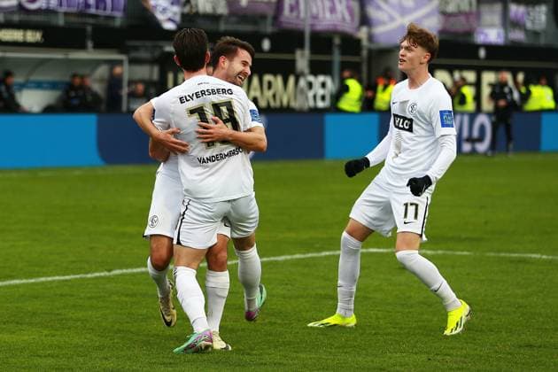 18.02.2024, xrhsx, Fussball 2.Bundesliga, SV Elversberg - VfL Osnabrück emspor, v.l. Torjubel nach dem Tor zum celebrating the goal celebrate 2:0 Hugo Vandermersch (SV Elversberg) (DFL DFB REGULATIONS PROHIBIT ANY USE OF PHOTOGRAPHS as IMAGE SEQUENCES and or QUASI-VIDEO) Elversberg