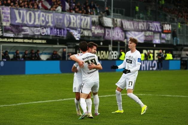 18.02.2024, xrhsx, Fussball 2.Bundesliga, SV Elversberg - VfL Osnabrück emspor, v.l. Torjubel nach dem Tor zum celebrating the goal celebrate 2:0 Hugo Vandermersch (SV Elversberg) (DFL DFB REGULATIONS PROHIBIT ANY USE OF PHOTOGRAPHS as IMAGE SEQUENCES and or QUASI-VIDEO) Elversberg