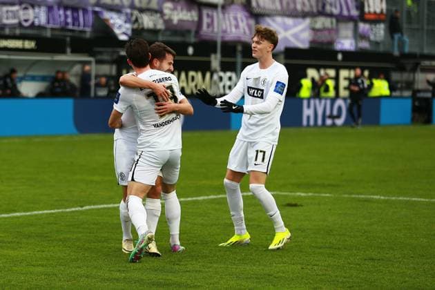 18.02.2024, xrhsx, Fussball 2.Bundesliga, SV Elversberg - VfL Osnabrück emspor, v.l. Torjubel nach dem Tor zum celebrating the goal celebrate 2:0 Hugo Vandermersch (SV Elversberg) (DFL DFB REGULATIONS PROHIBIT ANY USE OF PHOTOGRAPHS as IMAGE SEQUENCES and or QUASI-VIDEO) Elversberg