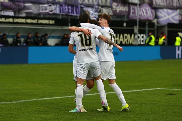 18.02.2024, xrhsx, Fussball 2.Bundesliga, SV Elversberg - VfL Osnabrück emspor, v.l. Torjubel nach dem Tor zum celebrating the goal celebrate 2:0 Hugo Vandermersch (SV Elversberg) (DFL DFB REGULATIONS PROHIBIT ANY USE OF PHOTOGRAPHS as IMAGE SEQUENCES and or QUASI-VIDEO) Elversberg
