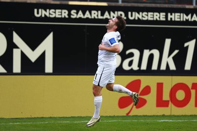 18.02.2024, xrhsx, Fussball 2.Bundesliga, SV Elversberg - VfL Osnabrück emspor, v.l. Torjubel nach dem Tor zum celebrating the goal celebrate 1:0 durch Manuel Feil (SV Elversberg) (DFL DFB REGULATIONS PROHIBIT ANY USE OF PHOTOGRAPHS as IMAGE SEQUENCES and or QUASI-VIDEO) Elversberg