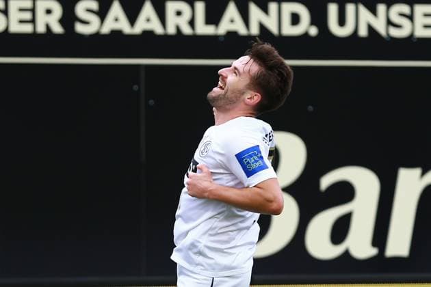 18.02.2024, xrhsx, Fussball 2.Bundesliga, SV Elversberg - VfL Osnabrück emspor, v.l. Torjubel nach dem Tor zum celebrating the goal celebrate 1:0 durch Manuel Feil (SV Elversberg) (DFL DFB REGULATIONS PROHIBIT ANY USE OF PHOTOGRAPHS as IMAGE SEQUENCES and or QUASI-VIDEO) Elversberg