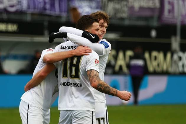 18.02.2024, xrhsx, Fussball 2.Bundesliga, SV Elversberg - VfL Osnabrück emspor, v.l. Torjubel nach dem Tor zum celebrating the goal celebrate 2:0 Hugo Vandermersch (SV Elversberg) (DFL DFB REGULATIONS PROHIBIT ANY USE OF PHOTOGRAPHS as IMAGE SEQUENCES and or QUASI-VIDEO) Elversberg