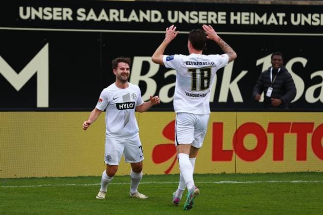 18.02.2024, xrhsx, Fussball 2.Bundesliga, SV Elversberg - VfL Osnabrück emspor, v.l. Torjubel nach dem Tor zum celebrating the goal celebrate 1:0 durch Manuel Feil (SV Elversberg) (DFL DFB REGULATIONS PROHIBIT ANY USE OF PHOTOGRAPHS as IMAGE SEQUENCES and or QUASI-VIDEO) Elversberg