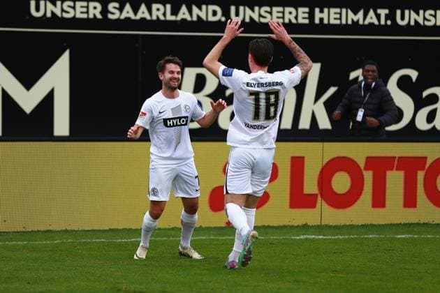 18.02.2024, xrhsx, Fussball 2.Bundesliga, SV Elversberg - VfL Osnabrück emspor, v.l. Torjubel nach dem Tor zum celebrating the goal celebrate 1:0 durch Manuel Feil (SV Elversberg) (DFL DFB REGULATIONS PROHIBIT ANY USE OF PHOTOGRAPHS as IMAGE SEQUENCES and or QUASI-VIDEO) Elversberg