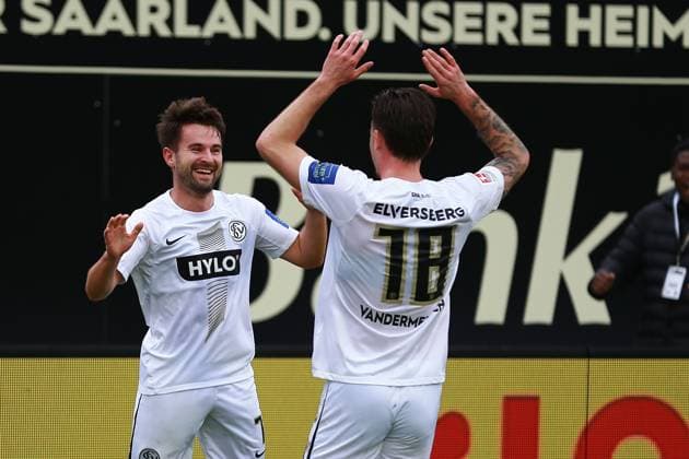 18.02.2024, xrhsx, Fussball 2.Bundesliga, SV Elversberg - VfL Osnabrück emspor, v.l. Torjubel nach dem Tor zum celebrating the goal celebrate 1:0 durch Manuel Feil (SV Elversberg) (DFL DFB REGULATIONS PROHIBIT ANY USE OF PHOTOGRAPHS as IMAGE SEQUENCES and or QUASI-VIDEO) Elversberg