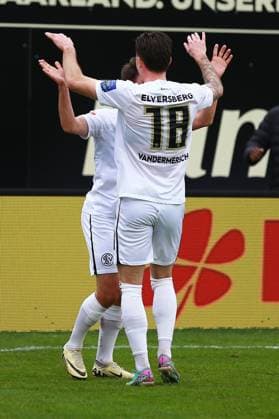 18.02.2024, xrhsx, Fussball 2.Bundesliga, SV Elversberg - VfL Osnabrück emspor, v.l. Torjubel nach dem Tor zum celebrating the goal celebrate 1:0 durch Manuel Feil (SV Elversberg) (DFL DFB REGULATIONS PROHIBIT ANY USE OF PHOTOGRAPHS as IMAGE SEQUENCES and or QUASI-VIDEO) Elversberg