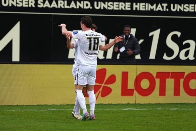 18.02.2024, xrhsx, Fussball 2.Bundesliga, SV Elversberg - VfL Osnabrück emspor, v.l. Torjubel nach dem Tor zum celebrating the goal celebrate 1:0 durch Manuel Feil (SV Elversberg) (DFL DFB REGULATIONS PROHIBIT ANY USE OF PHOTOGRAPHS as IMAGE SEQUENCES and or QUASI-VIDEO) Elversberg