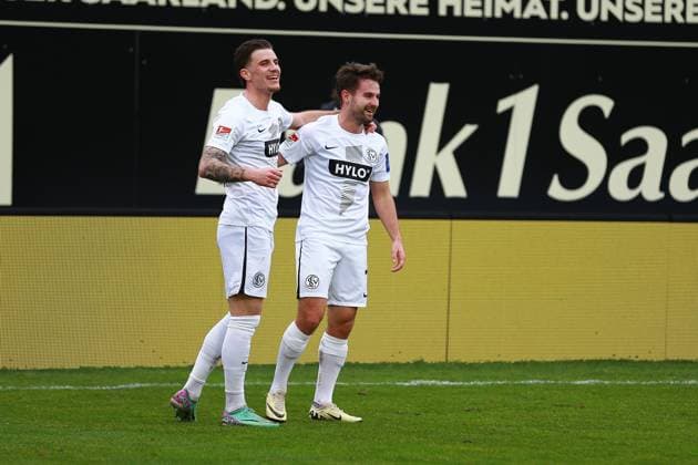 18.02.2024, xrhsx, Fussball 2.Bundesliga, SV Elversberg - VfL Osnabrück emspor, v.l. Torjubel nach dem Tor zum celebrating the goal celebrate 1:0 durch Manuel Feil (SV Elversberg) (DFL DFB REGULATIONS PROHIBIT ANY USE OF PHOTOGRAPHS as IMAGE SEQUENCES and or QUASI-VIDEO) Elversberg
