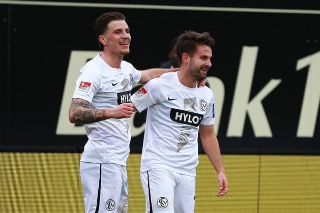 18.02.2024, xrhsx, Fussball 2.Bundesliga, SV Elversberg - VfL Osnabrück emspor, v.l. Torjubel nach dem Tor zum celebrating the goal celebrate 1:0 durch Manuel Feil (SV Elversberg) (DFL DFB REGULATIONS PROHIBIT ANY USE OF PHOTOGRAPHS as IMAGE SEQUENCES and or QUASI-VIDEO) Elversberg