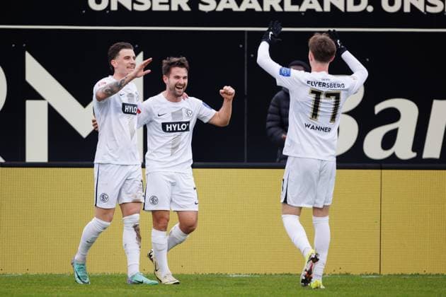 Manuel Feil (SV 07 Elversberg) bejubelt den Treffer zum 1:0 mit Hugo Vandermersch (SV 07 Elversberg) und Paul Wanner (SV 07 Elversberg), SV Elversberg vs VFL Osnabrueck, Fussball, 2. Bundesliga, 20. Spieltag, Saison 2023 2024, 18.02.2024 SV Elversberg vs VFL Osnabrueck, Fussball, 2. Bundesliga, 20. Spieltag, Saison 2023 2024, 18.02.2024 Elversberg