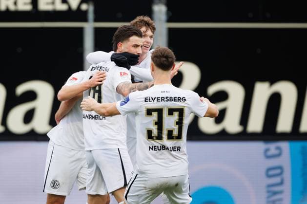 Hugo Vandermersch (SV 07 Elversberg) bejubelt den Treffer zum 2:o mit Paul Wanner (SV 07 Elversberg), Maurice Neubauer (SV 07 Elversberg), SV Elversberg vs VFL Osnabrueck, Fussball, 2. Bundesliga, 20. Spieltag, Saison 2023 2024, 18.02.2024 SV Elversberg vs VFL Osnabrueck, Fussball, 2. Bundesliga, 20. Spieltag, Saison 2023 2024, 18.02.2024 Elversberg