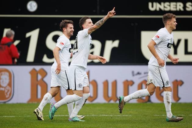 Hugo Vandermersch (SV 07 Elversberg) bejubelt den Treffer zum 2:o mit Manuel Feil (SV 07 Elversberg), Robin Fellhauer (SV 07 Elversberg), SV Elversberg vs VFL Osnabrueck, Fussball, 2. Bundesliga, 20. Spieltag, Saison 2023 2024, 18.02.2024 SV Elversberg vs VFL Osnabrueck, Fussball, 2. Bundesliga, 20. Spieltag, Saison 2023 2024, 18.02.2024 Elversberg