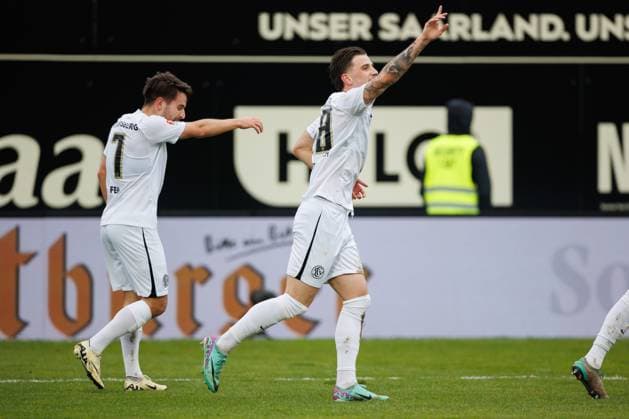 Hugo Vandermersch (SV 07 Elversberg) bejubelt den Treffer zum 2:o mit Manuel Feil (SV 07 Elversberg), SV Elversberg vs VFL Osnabrueck, Fussball, 2. Bundesliga, 20. Spieltag, Saison 2023 2024, 18.02.2024 SV Elversberg vs VFL Osnabrueck, Fussball, 2. Bundesliga, 20. Spieltag, Saison 2023 2024, 18.02.2024 Elversberg