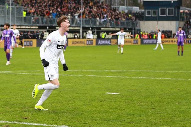 18.02.2024, xrhsx, Fussball 2.Bundesliga, SV Elversberg - VfL Osnabrück emspor, v.l. Torjubel nach dem Tor zum celebrating the goal celebrate 3:0 durch Paul Wanner (SV Elversberg) (DFL DFB REGULATIONS PROHIBIT ANY USE OF PHOTOGRAPHS as IMAGE SEQUENCES and or QUASI-VIDEO) Elversberg
