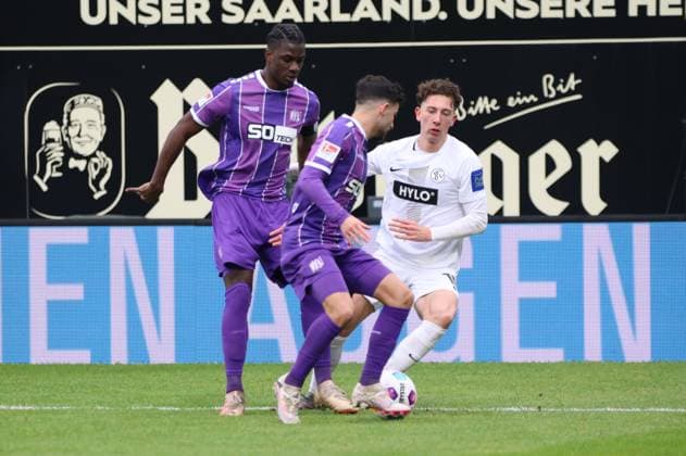 18.02.2024, Fussball, Herren, 2.Bundesliga , 22. Spieltag, Saison 2023 2024, SV 07 Elversberg - VfL Osnabrück, Jannik Rochelt (SV 07 Elversberg), Maxwell Gyamfi (VfL Osnabrück), Athanasios Androutsos (VfL Osnabrück) Elversberg Ursapharm-Arena an der Kaiserlinde Saarland Deutschland (DE)