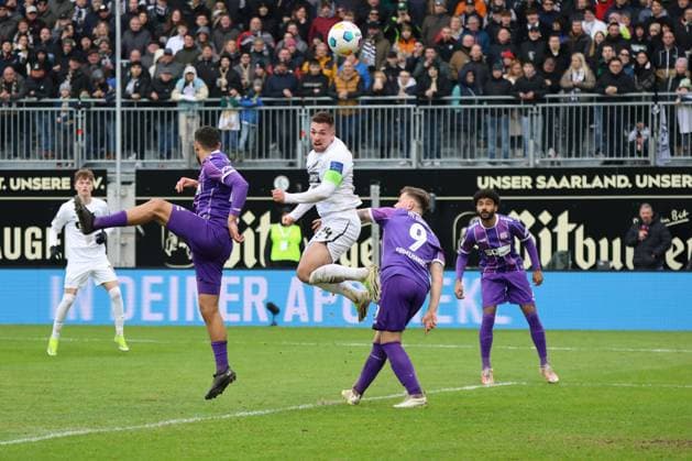 18.02.2024, Fussball, Herren, 2.Bundesliga , 22. Spieltag, Saison 2023 2024, SV 07 Elversberg - VfL Osnabrück, Luca Schnellbacher (SV 07 Elversberg), Erik Engelhardt (VfL Osnabrück), Dave Gnaase (VfL Osnabrück) Elversberg Ursapharm-Arena an der Kaiserlinde Saarland Deutschland (DE)