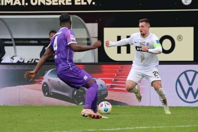 18.02.2024, Fussball, Herren, 2.Bundesliga , 22. Spieltag, Saison 2023 2024, SV 07 Elversberg - VfL Osnabrück, Luca Schnellbacher (SV 07 Elversberg), Maxwell Gyamfi (VfL Osnabrück) Elversberg Ursapharm-Arena an der Kaiserlinde Saarland Deutschland (DE)